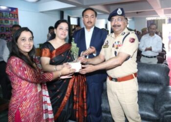 Digital Skill Dev Prog For Wards Of Slain Cops: Dgp Dilbagh Stributes Certificate, Mobile Tabs To 22 Wards After Completion Of One Month Training Prog