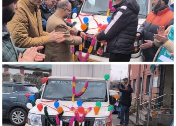 Director Agriculture Kashmir dedicates Mobile Air-Conditioned Van to Farmers for efficient transportation of produce