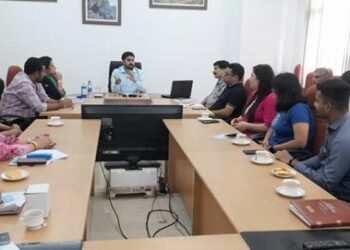 Dir Info holds brain storming session with 1st Batch of student volunteers from Jmu. Div