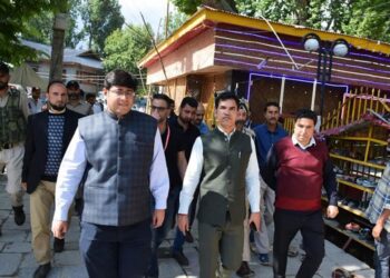 Kheer Bhawani Mela begins in G’bal, devotees pray for peace in Kashmir