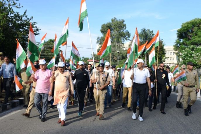 Div Com-(J) along with dignitaries, citizens, students & officials participates in a massive Tiranga rally in Jammu