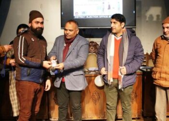 13th National Voters’ Day celebrated in Sgr: Div Com-(K), DC Sgr hands over EPICs to new voters; felicitate BLOs