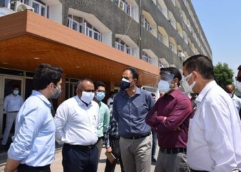Div Com(K) visits Civil Sectt Srinagar, takes stock of preparations for Darbar move opening