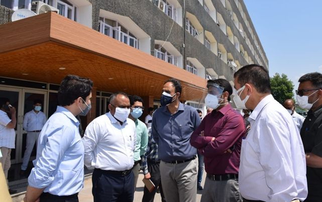 Div Com(K) visits Civil Sectt Srinagar, takes stock of preparations for Darbar move opening