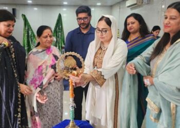 Dr Darakhshan felicitates educationists & the students during the investiture ceremony at ASN School Jammu