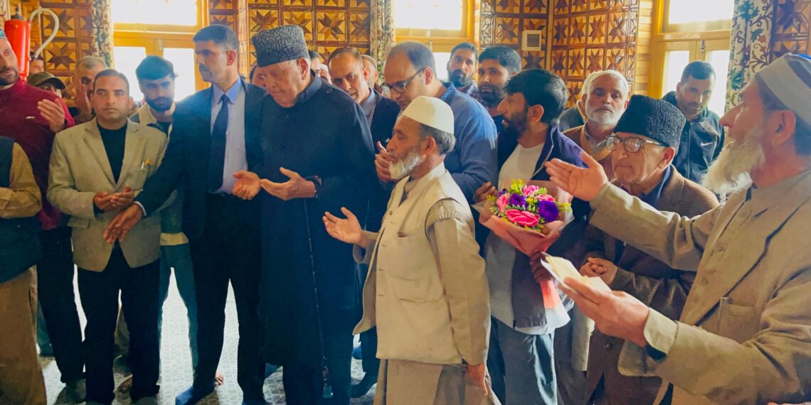 Dr. Farooq pays obeisance at Charar-e-Sharief, Pakharpora Shrines