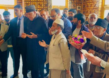 Dr. Farooq pays obeisance at Charar-e-Sharief, Pakharpora Shrines