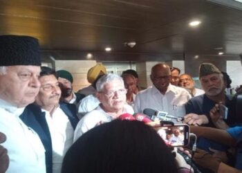 Dr Farooq -led delegation of Oppn leaders meets CEC, submits memorandum for early polls in JK