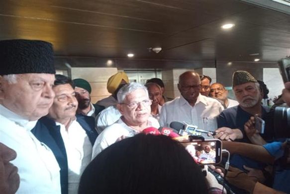 Dr Farooq -led delegation of Oppn leaders meets CEC, submits memorandum for early polls in JK