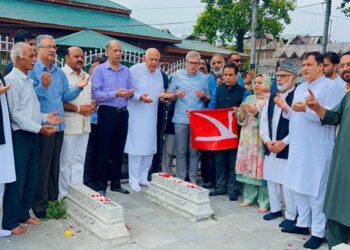 Dr. Farooq, CM Omar pay tributes at “Mazar-e-Shohada”, Offer Fatheh & Floral Tributes