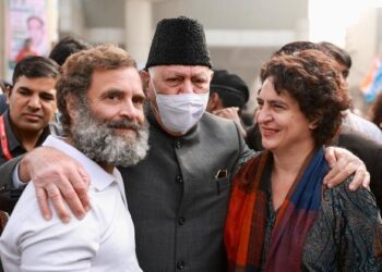 Dr. Farooq joins Bharat Jodo Yatra, Appreciates Cong’s Rahul for promoting national unity, democracy
