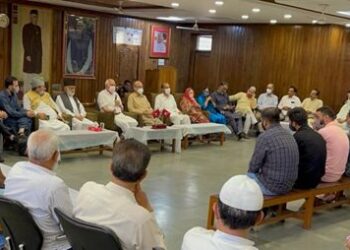 Dr. Farooq leads party functionaries in paying homage to “13th July Martyrs” of 1931