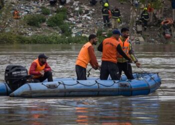 Girl jumps Jhelum in Srinagar’s Habba Kadal, rescue op launched