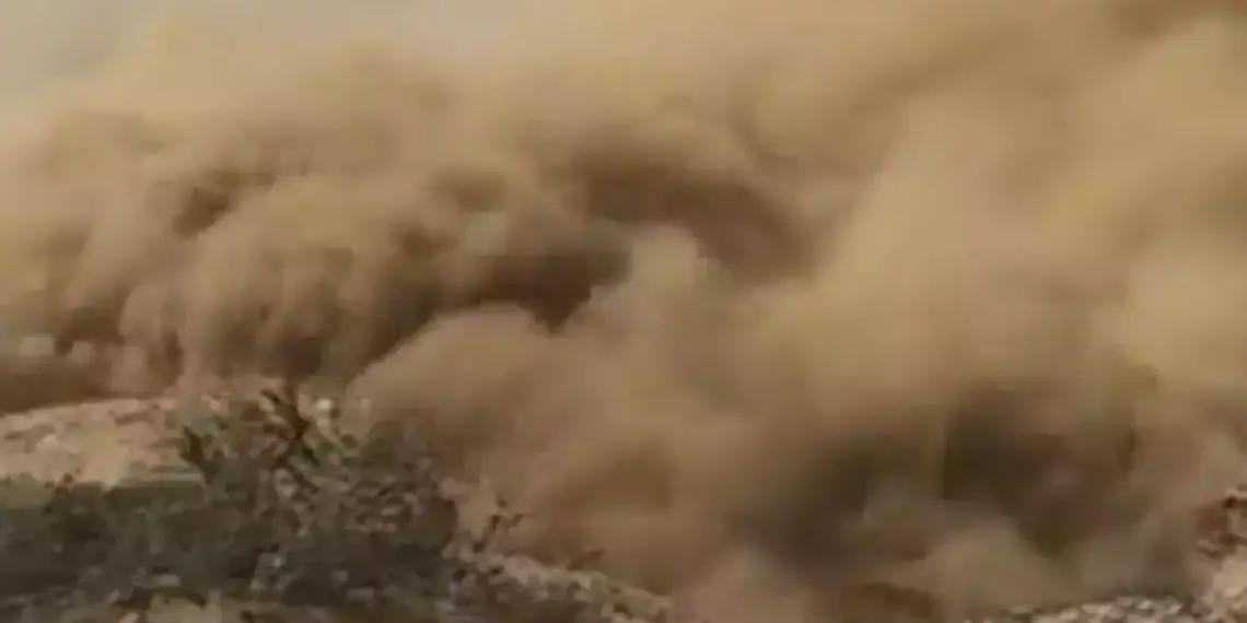 Dust Pollution irks Srinagar residents, People Suffer