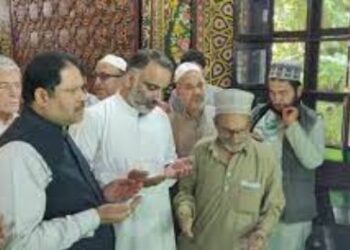 Dy. Mayor Srinagar visits Astan Sharief Hazrat Mir Syed Ali Hamdani (RA) at Khanqah e Moulla