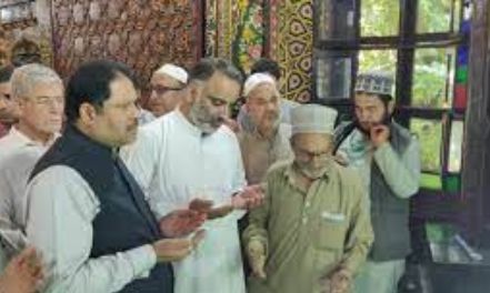 Dy. Mayor Srinagar visits Astan Sharief Hazrat Mir Syed Ali Hamdani (RA) at Khanqah e Moulla