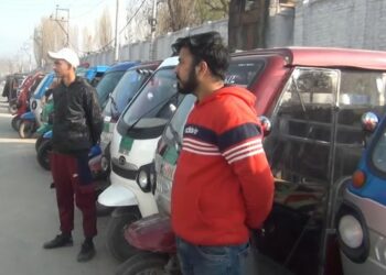 E-rickshaw drivers protest, allege harassment by traffic cops, call for 2-day strike