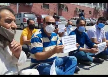 EJAC protests over demand for regularisation of daily wages, other temporary employees at Press Enclave Srinagar