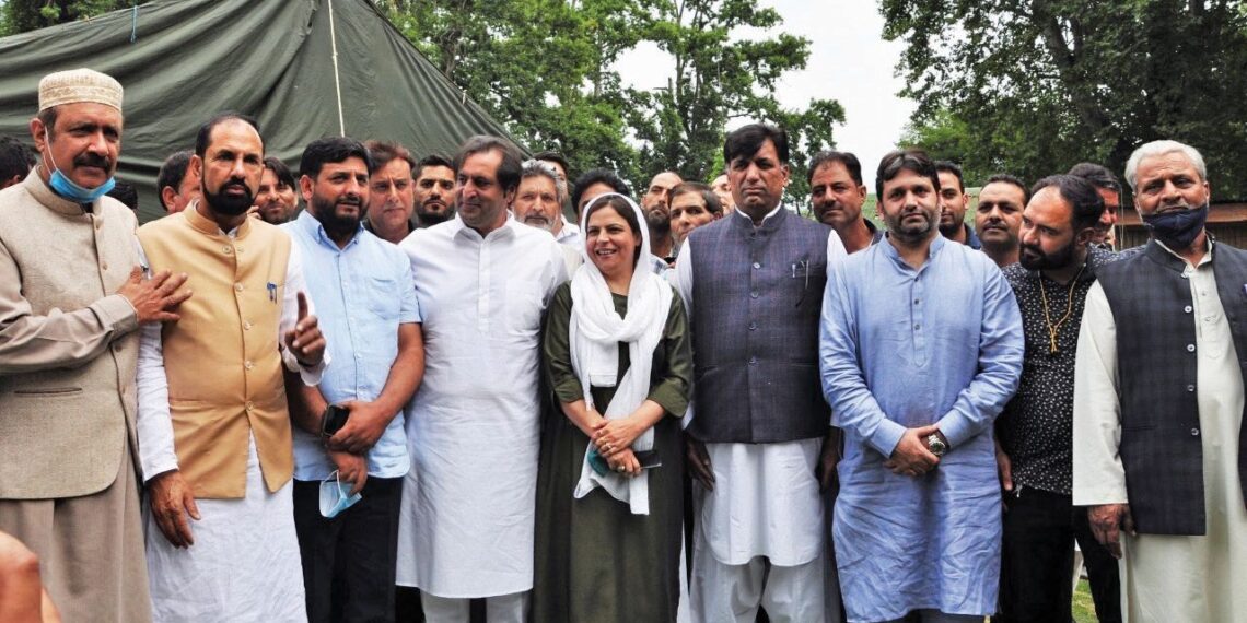 Former PDP MPs, One Ex MLC ,Ex Dy Mayor Srinagar, Safina join Sajad’s PC