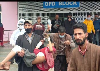 5 civilians injured in shell explosion at encounter site in Kulgam village