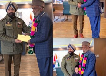 SSP Baramulla felicitates SI Noor Mohammad on his retirement
