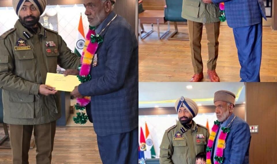 SSP Baramulla felicitates SI Noor Mohammad on his retirement
