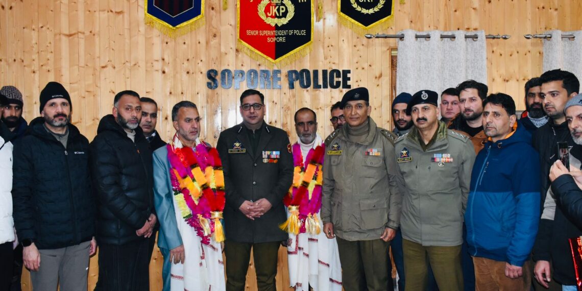 Police Accord Warm Farewell to Two Retiring Officers In Sopore