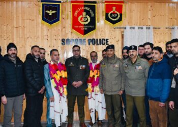 Police Accord Warm Farewell to Two Retiring Officers In Sopore