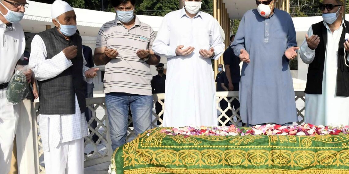 Dr Farooq, Omar Abdullah offering Fateha at the grave yard of Begum Akbar Jahan on her 20th death anniversary