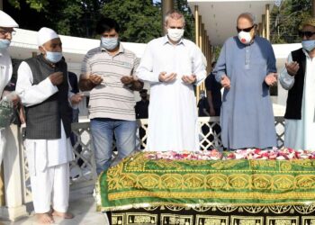 Dr Farooq, Omar Abdullah offering Fateha at the grave yard of Begum Akbar Jahan on her 20th death anniversary