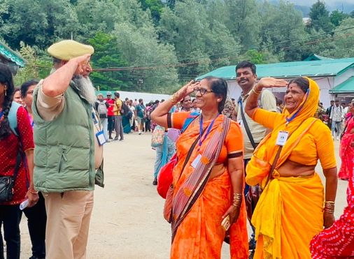 First batch of 4,822 Amarnath Pilgrims gets floral welcome in Kashmir