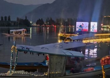 Floating cinema draws huge crowds as IFFJK brings cinema to Dal Lake