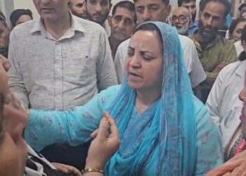 Sakeena Itoo visits SMHS Hospital Srinagar, enquires about health of injured student