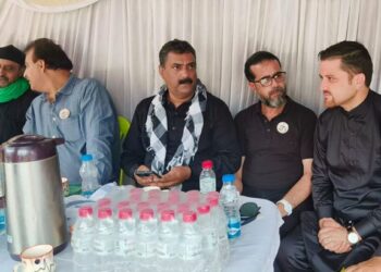 J&K Food Supplies Employees Association serves refreshments, soft drinks among Shia ‘Azadars’ at Zadibal
