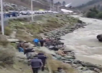 Four tourists dead, 2 missing as Cab plunges into river Sindh in Sonamarg