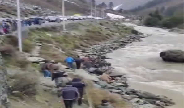 Four tourists dead, 2 missing as Cab plunges into river Sindh in Sonamarg