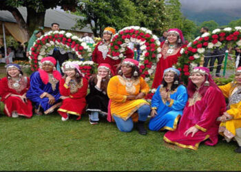 G20 delegates visit Mughal garden Nishat, dressed in Kashmiri