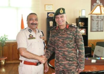 GOC 15 Corps calls on DGP Dilbag, Discusses security scenario in the valley