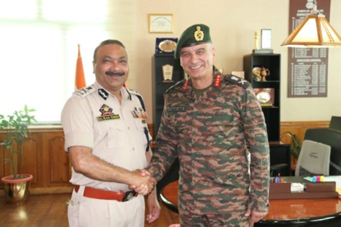 GOC 15 Corps calls on DGP Dilbag, Discusses security scenario in the valley