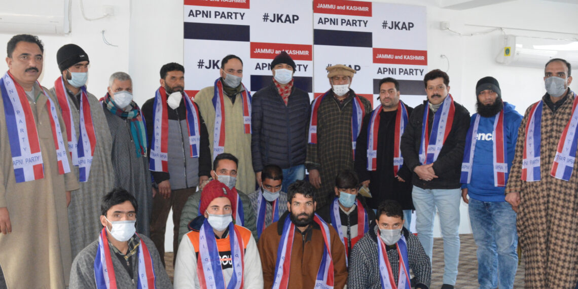 9 Panchayat members, their associates from Kangan-Ganderbal join Apni Party,Ashraf Mir welcomes them into party-fold