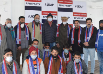 9 Panchayat members, their associates from Kangan-Ganderbal join Apni Party,Ashraf Mir welcomes them into party-fold