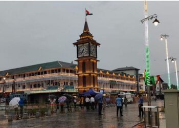 Srinagar comes alive after sunset with people swarming streets