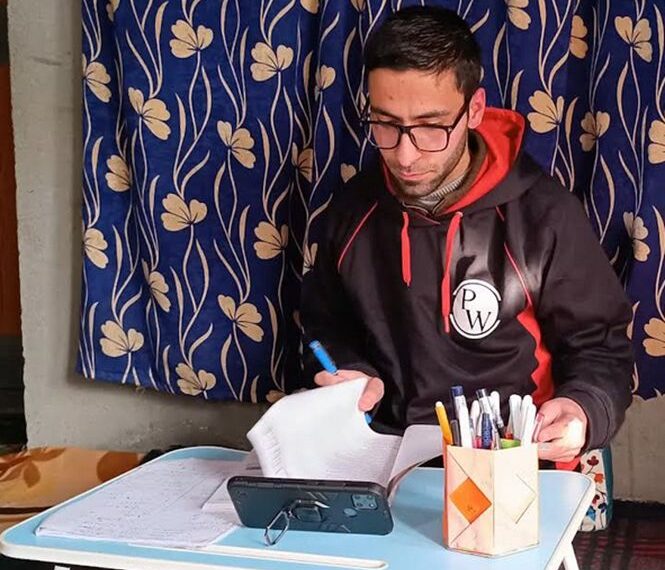 Turning Setbacks into Comebacks: G’bal’s Hilal Shah Shines with 98.02 Percentile in JEE Mains