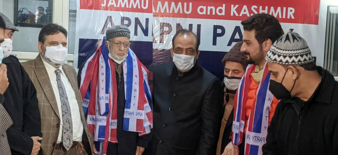 Ex-minister Gh. Hassan Khan, several political activists join Apni Party, Altaf Bukhari welcomes new entrants
