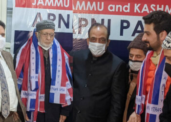 Ex-minister Gh. Hassan Khan, several political activists join Apni Party, Altaf Bukhari welcomes new entrants