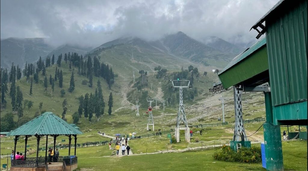 Tourist movement curbed towards Mulbangil–Batoo route near Gulmarg