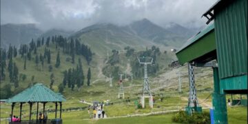 Tourist movement curbed towards Mulbangil–Batoo route near Gulmarg