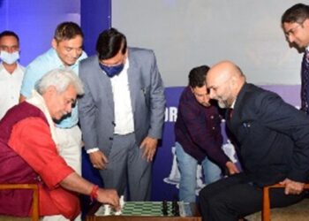 LG hands over the Chess Olympiad Torch to Chess Grandmaster Pravin Thipsay at SKICC