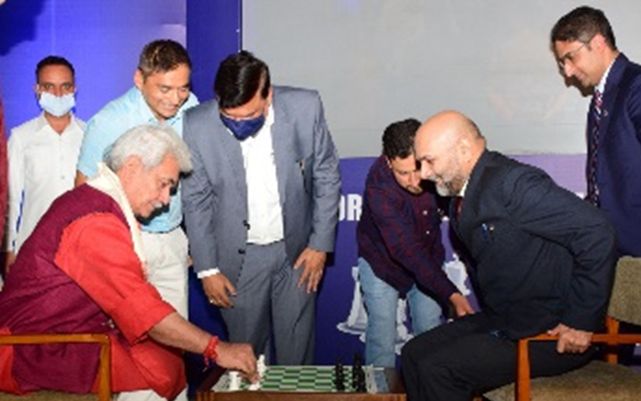 LG hands over the Chess Olympiad Torch to Chess Grandmaster Pravin Thipsay at SKICC