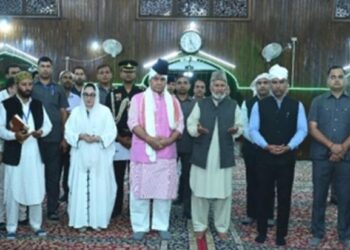 LG pays obeisance Dargah Hazratbal, Reviews arrangements for Eid-ul-Adha festival